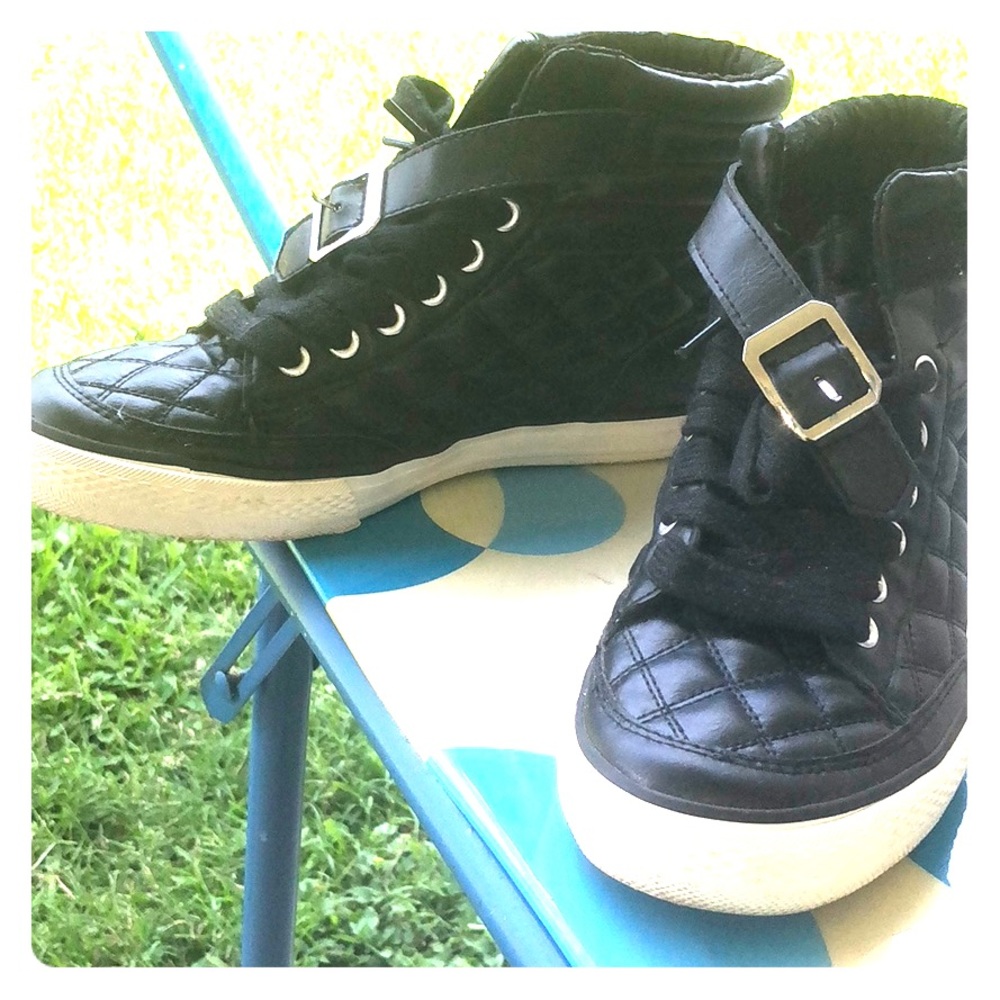 Quilted textured sneakers